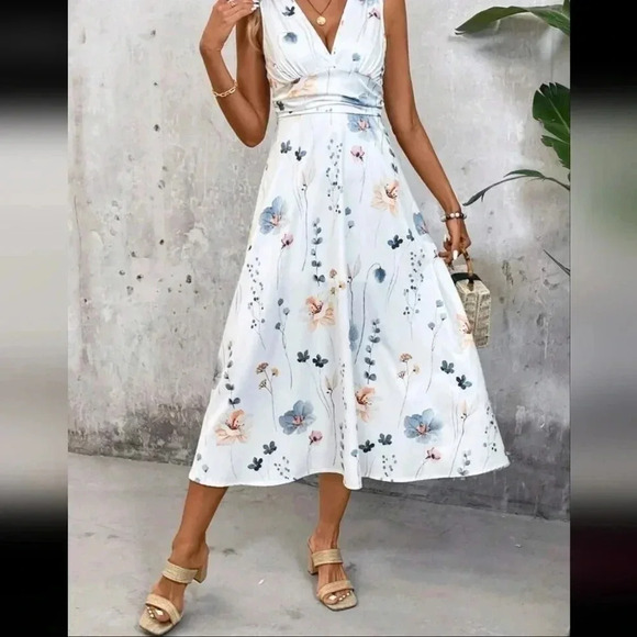 Women's Floral Print V-Neck Sleeveless Summer Dress - Picture 4 of 5